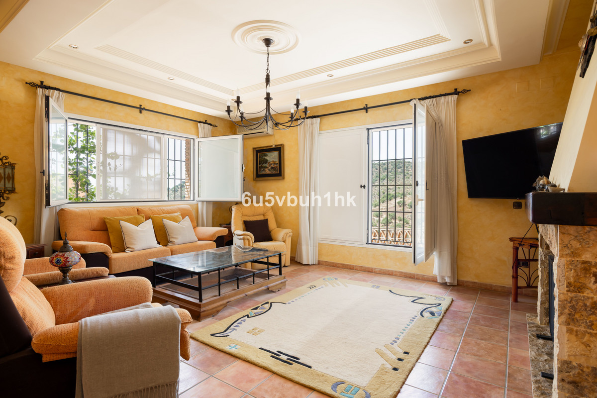 Finca for sale in Almogía