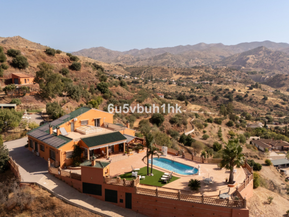 Finca for sale in Almogía