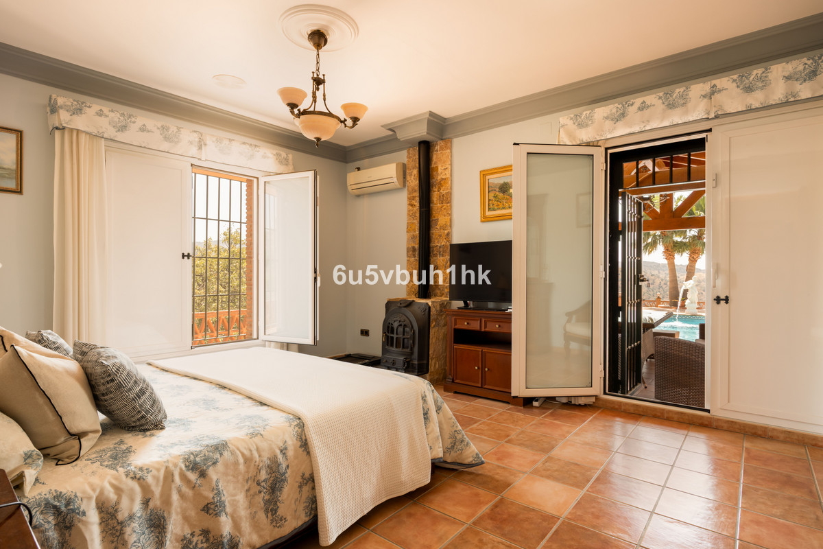 Finca for sale in Almogía