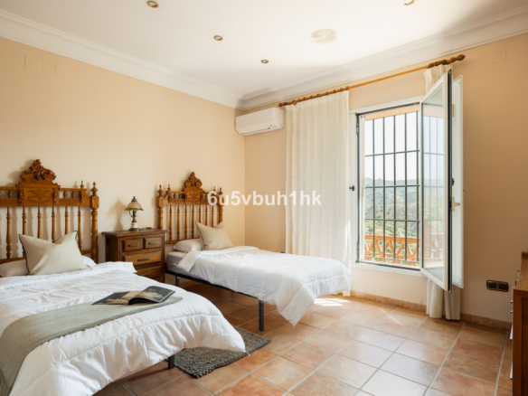 Finca for sale in Almogía