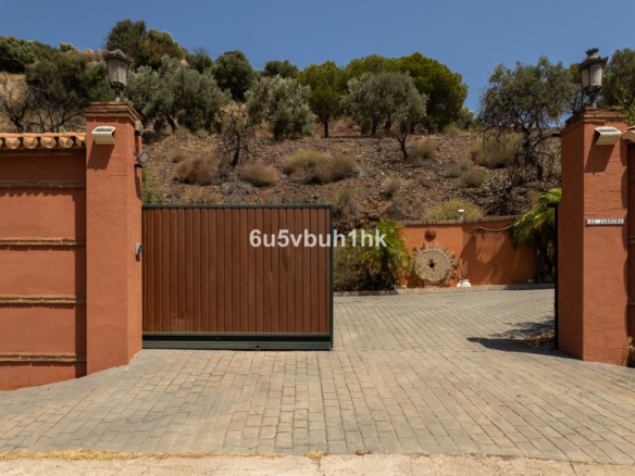 Finca for sale in Almogía