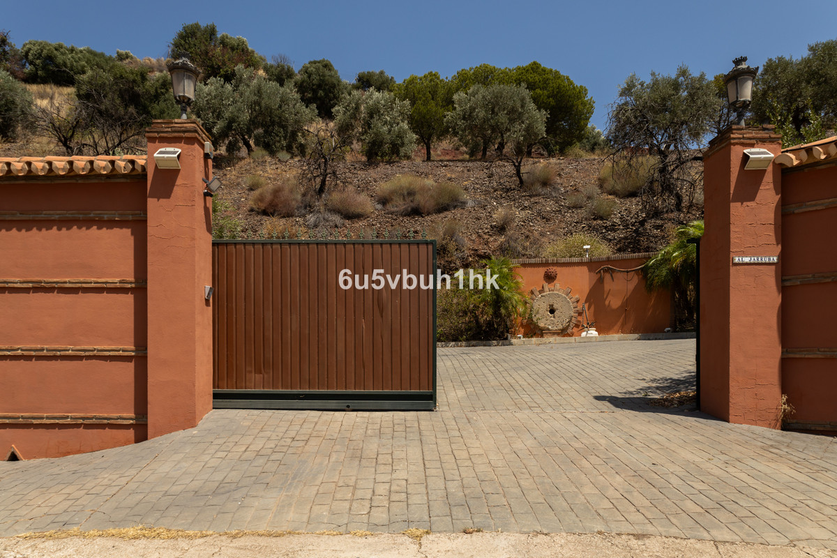Finca for sale in Almogía