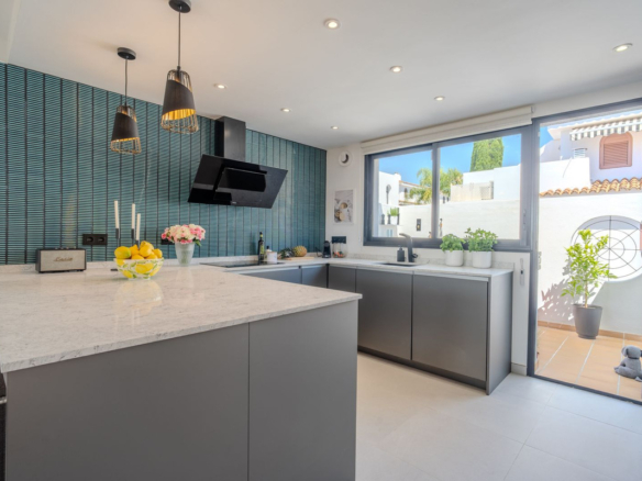 Townhouse for sale in Estepona