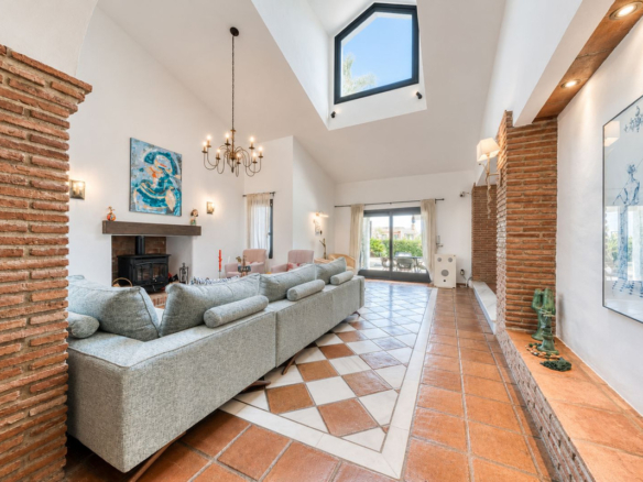 Villa for sale in Casares
