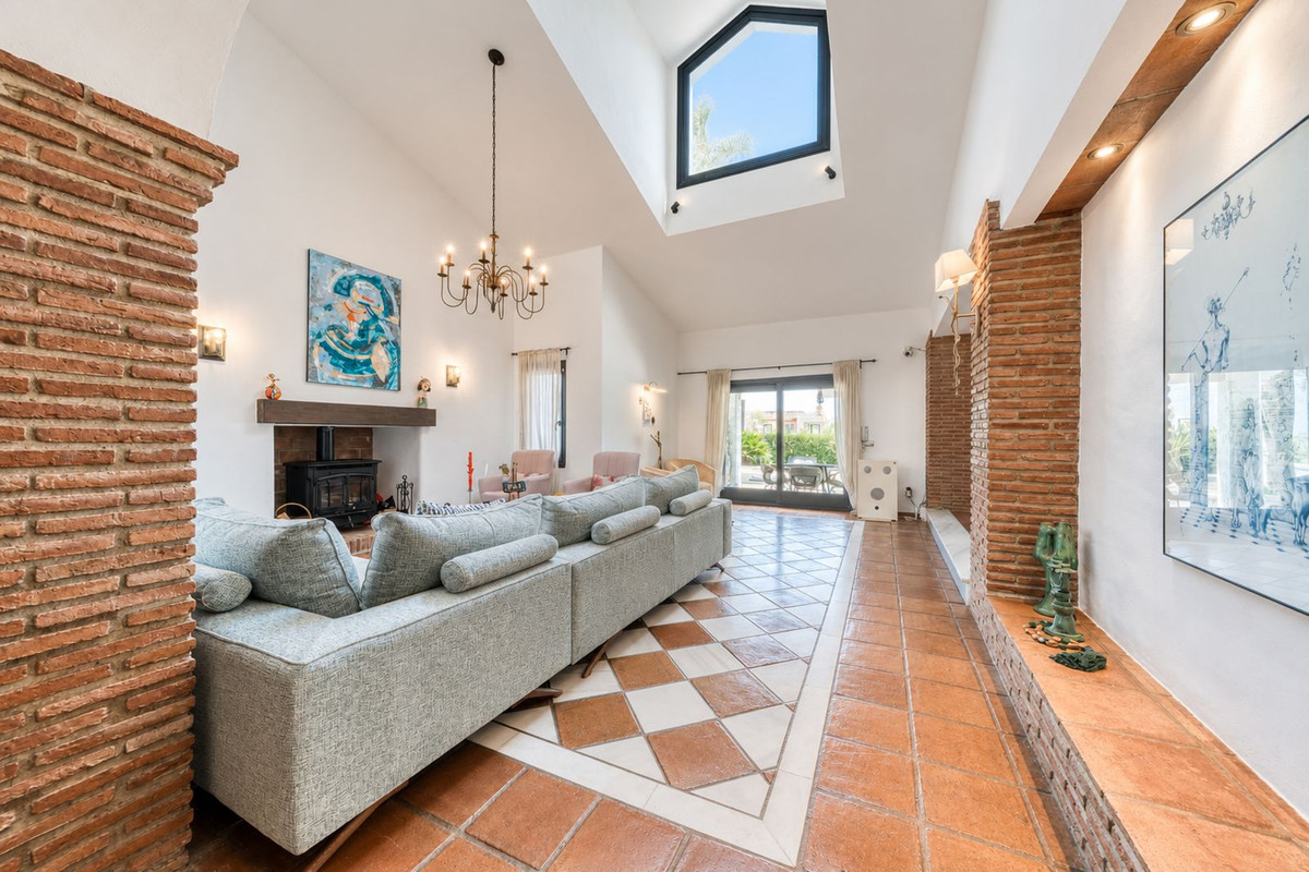Villa for sale in Casares
