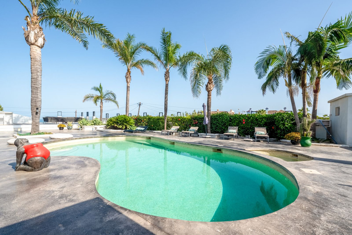 Villa for sale in Casares