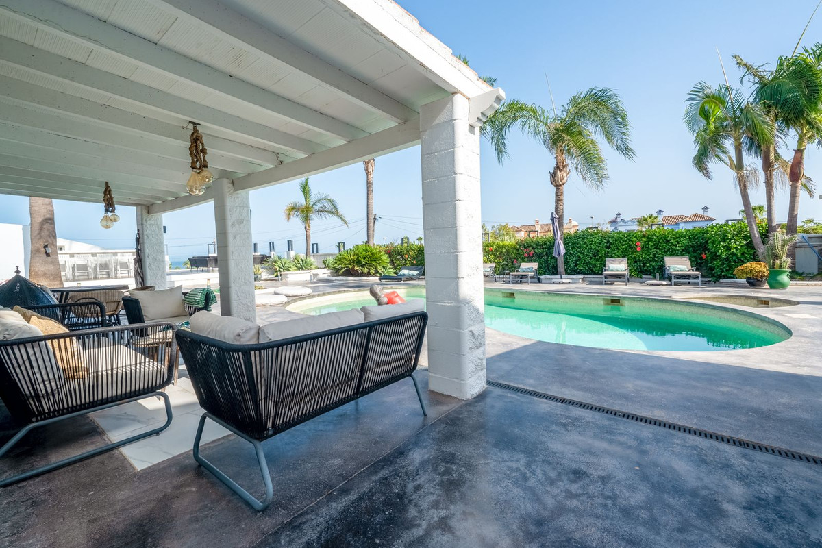 Villa for sale in Casares