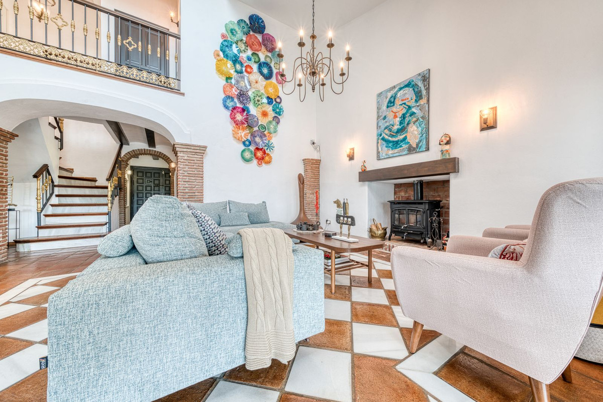 Villa for sale in Casares