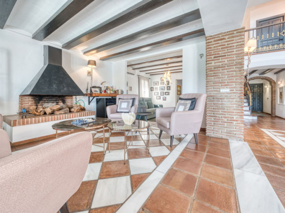 Villa for sale in Casares