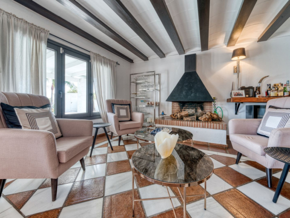 Villa for sale in Casares