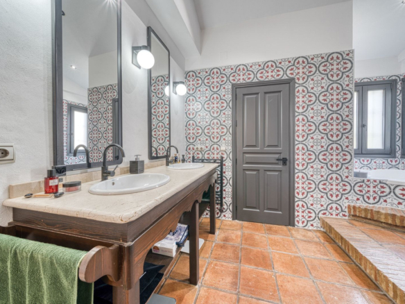 Villa for sale in Casares