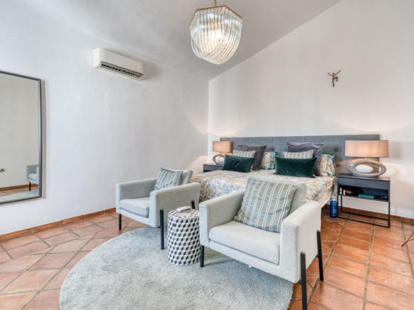 Villa for sale in Casares