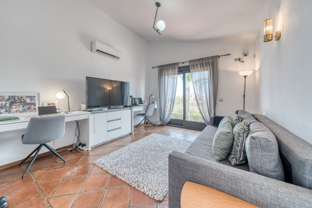 Villa for sale in Casares