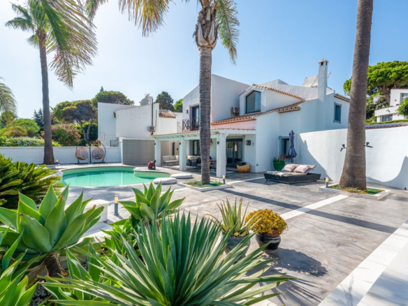 Villa for sale in Casares