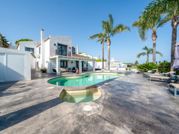 Villa for sale in Casares
