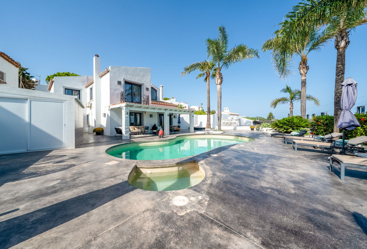 Villa for sale in Casares