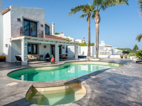 Villa for sale in Casares