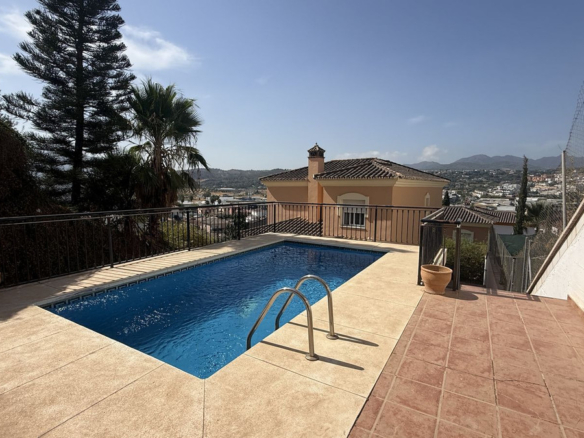 Villa for sale in Coín