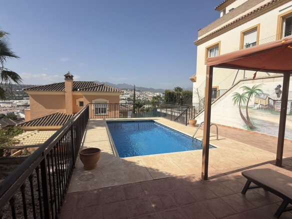 Villa for sale in Coín
