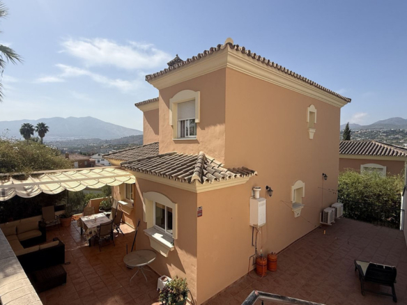 Villa for sale in Coín