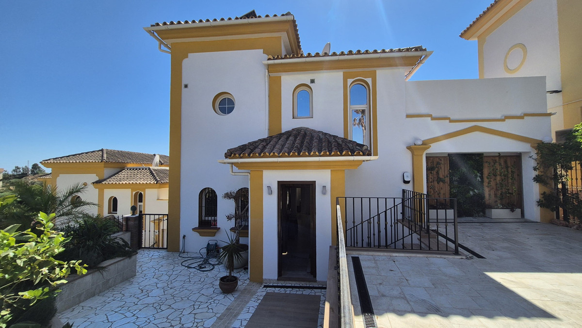 Villa for sale in Mijas
