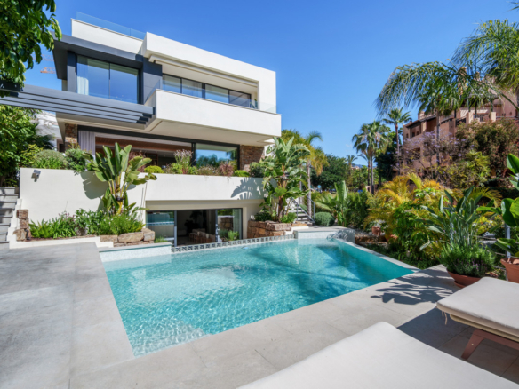 New Villa for sale in Estepona