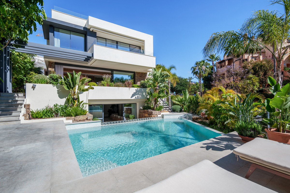New Villa for sale in Estepona