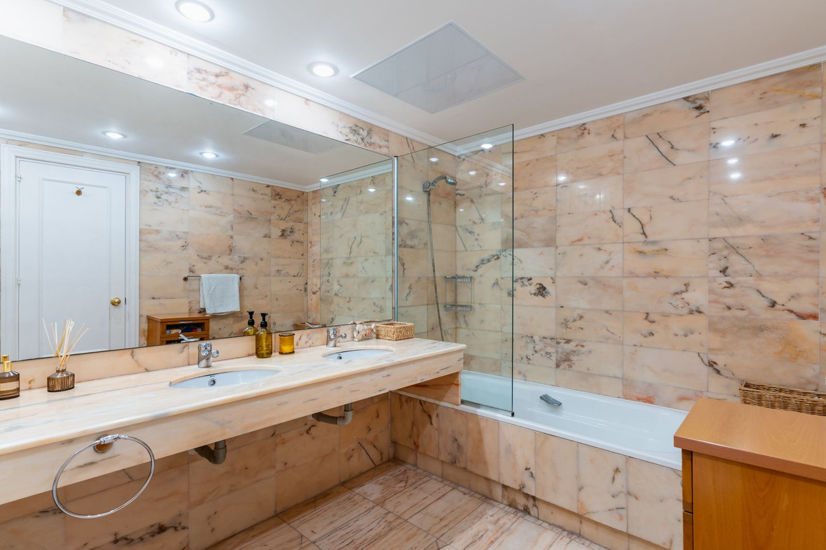 Apartment for sale in Estepona