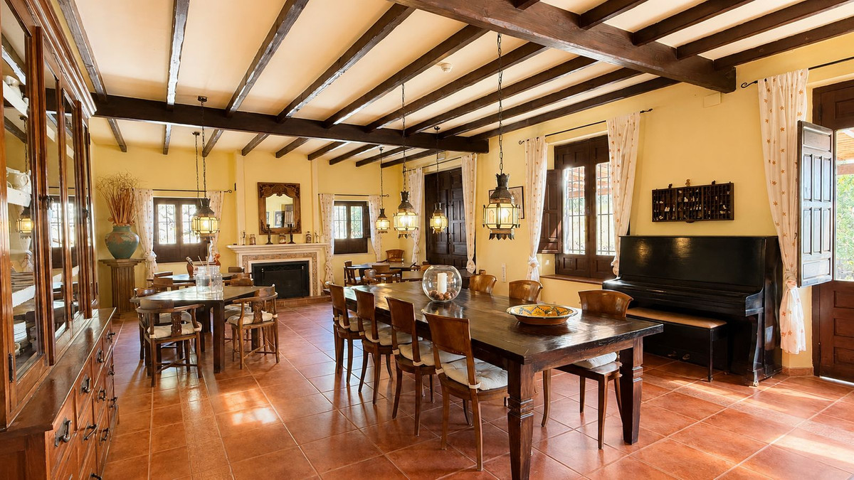 Finca for sale in Almogía