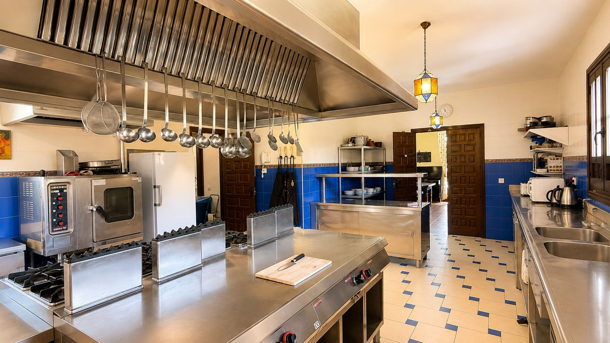 Finca for sale in Almogía