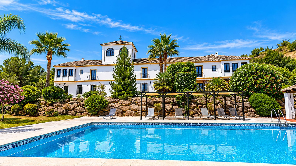 Finca for sale in Almogía