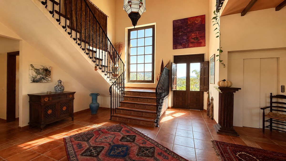 Finca for sale in Almogía