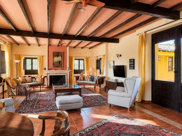 Finca for sale in Almogía