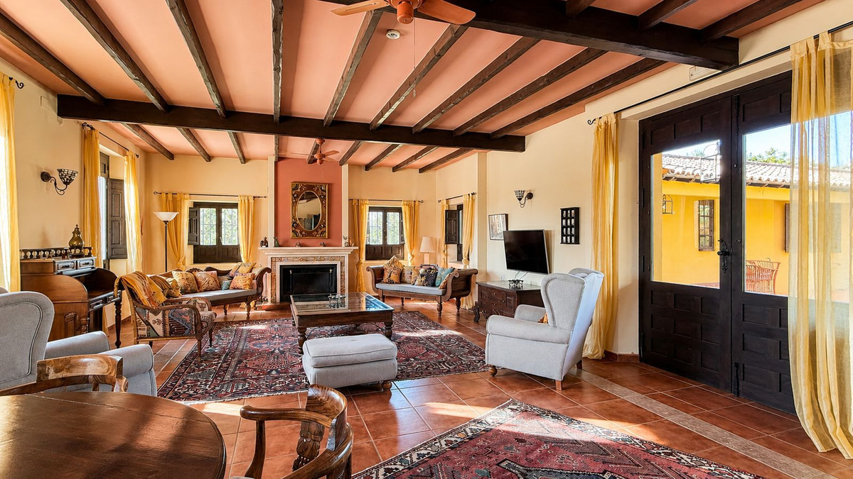 Finca for sale in Almogía