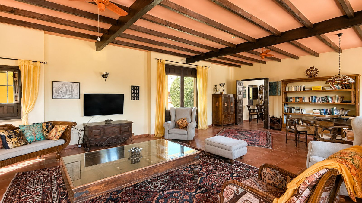 Finca for sale in Almogía