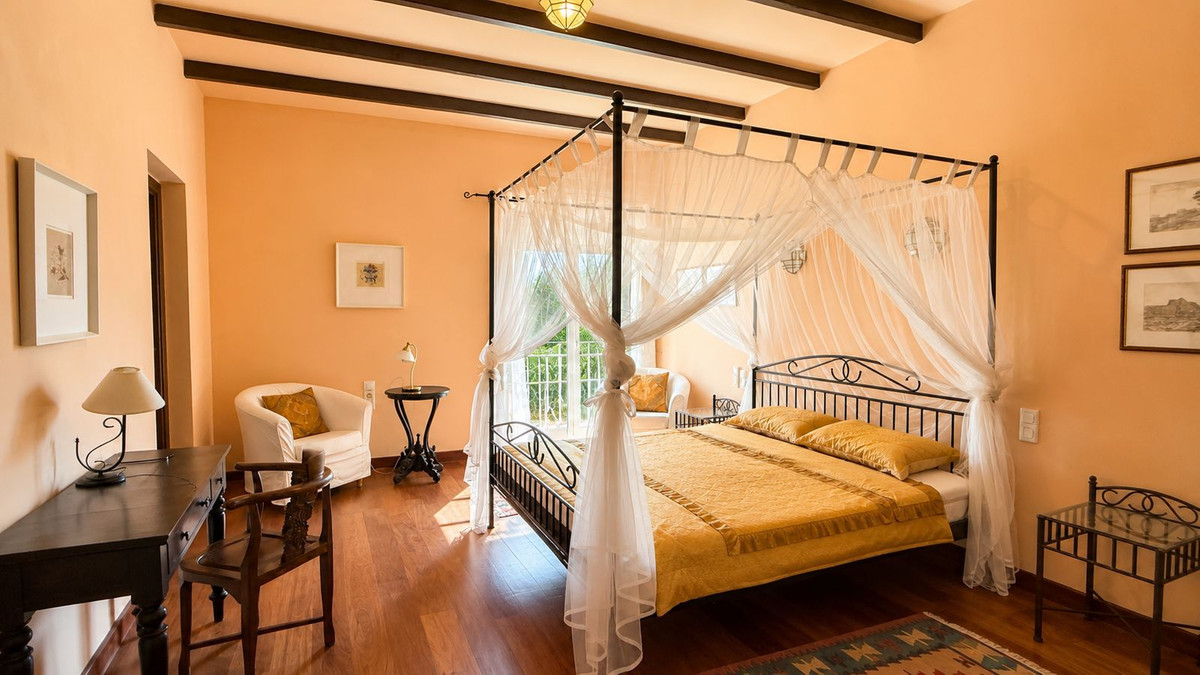 Finca for sale in Almogía