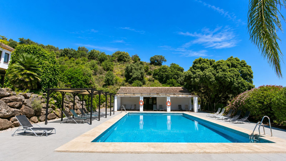 Finca for sale in Almogía