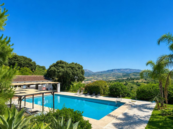 Finca for sale in Almogía