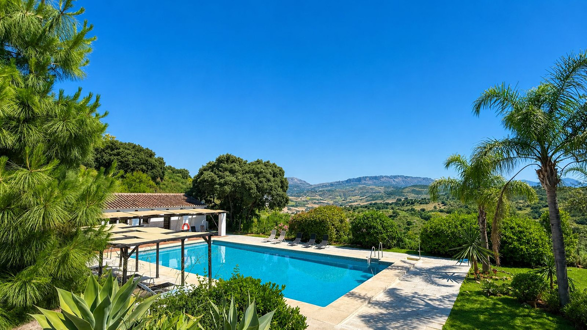 Finca for sale in Almogía