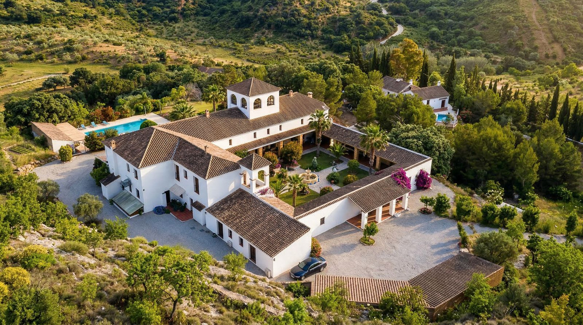 Finca for sale in Almogía
