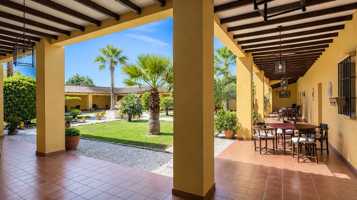 Finca for sale in Almogía