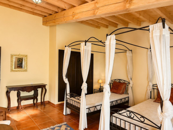 Finca for sale in Almogía