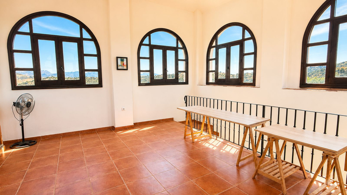 Finca for sale in Almogía