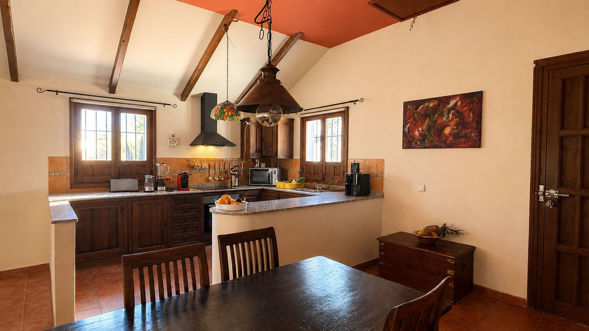 Finca for sale in Almogía