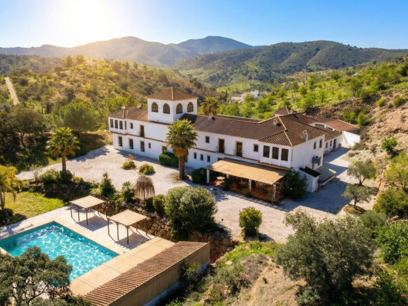 Finca for sale in Almogía