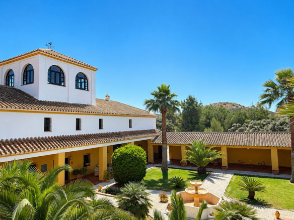 Finca for sale in Almogía