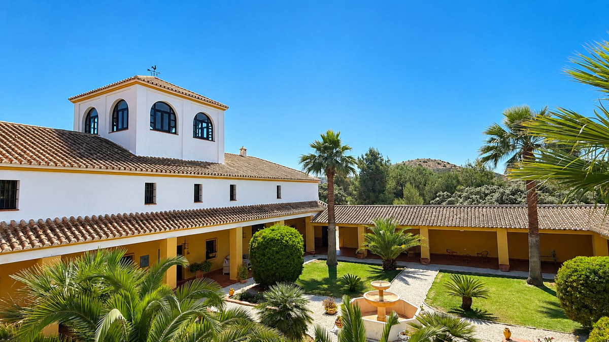 Finca for sale in Almogía