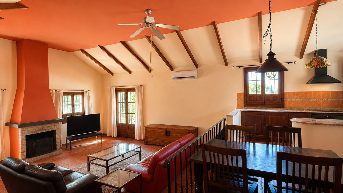 Finca for sale in Almogía