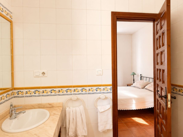 Finca for sale in Almogía