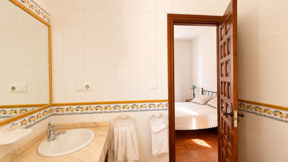 Finca for sale in Almogía